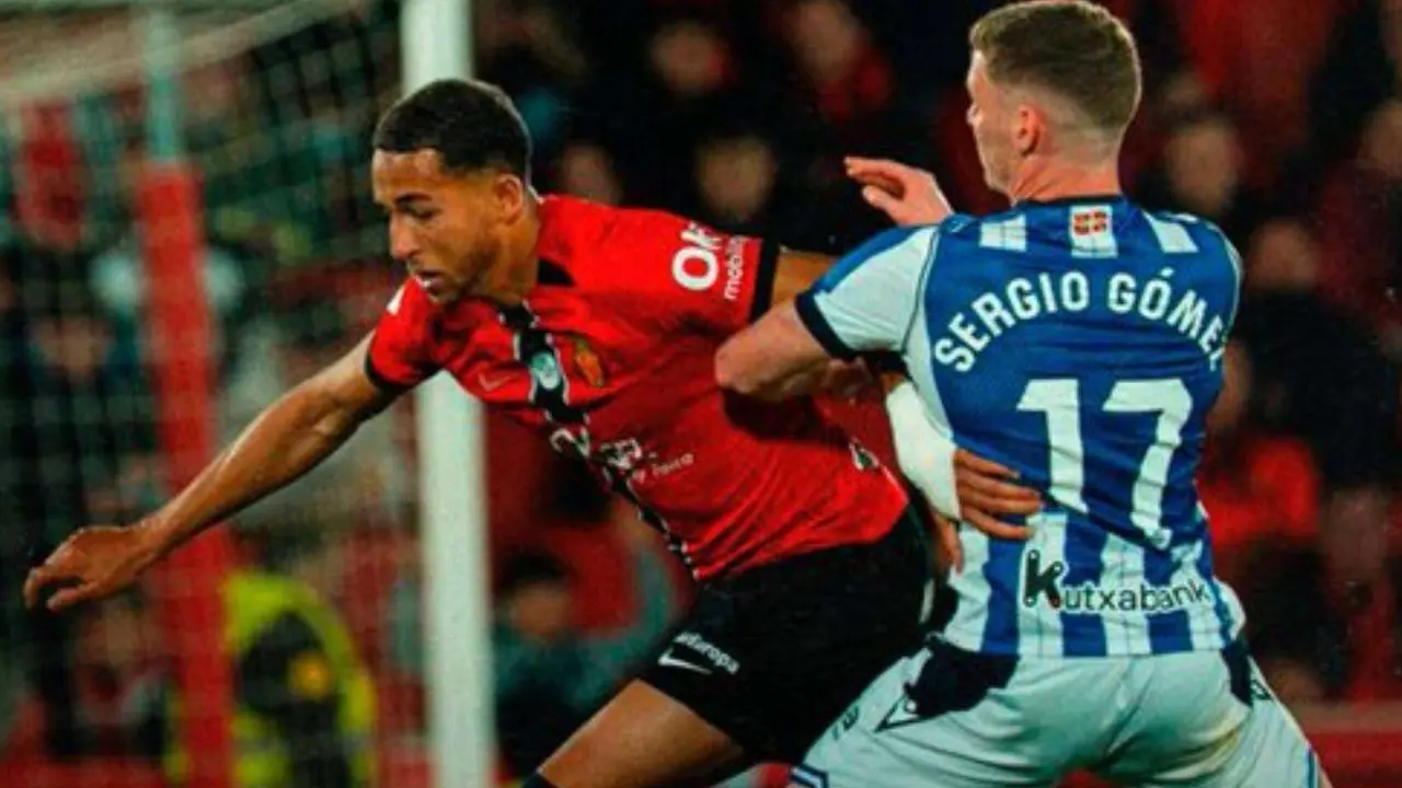 Una escena del partido entre el Mallorca y la Real Sociedad. /  @rcdmallorca