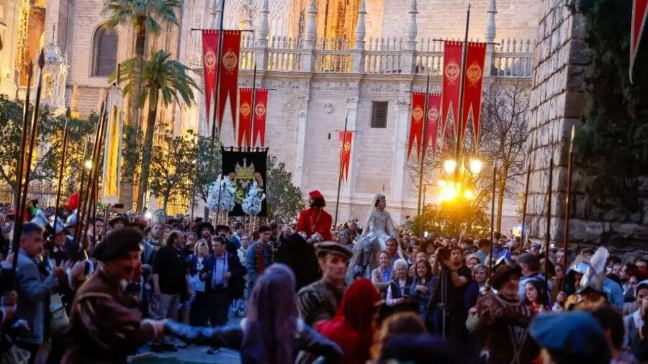La comitiva junto a la catedral./ Foto Gerardo Lucio de la Iglesia