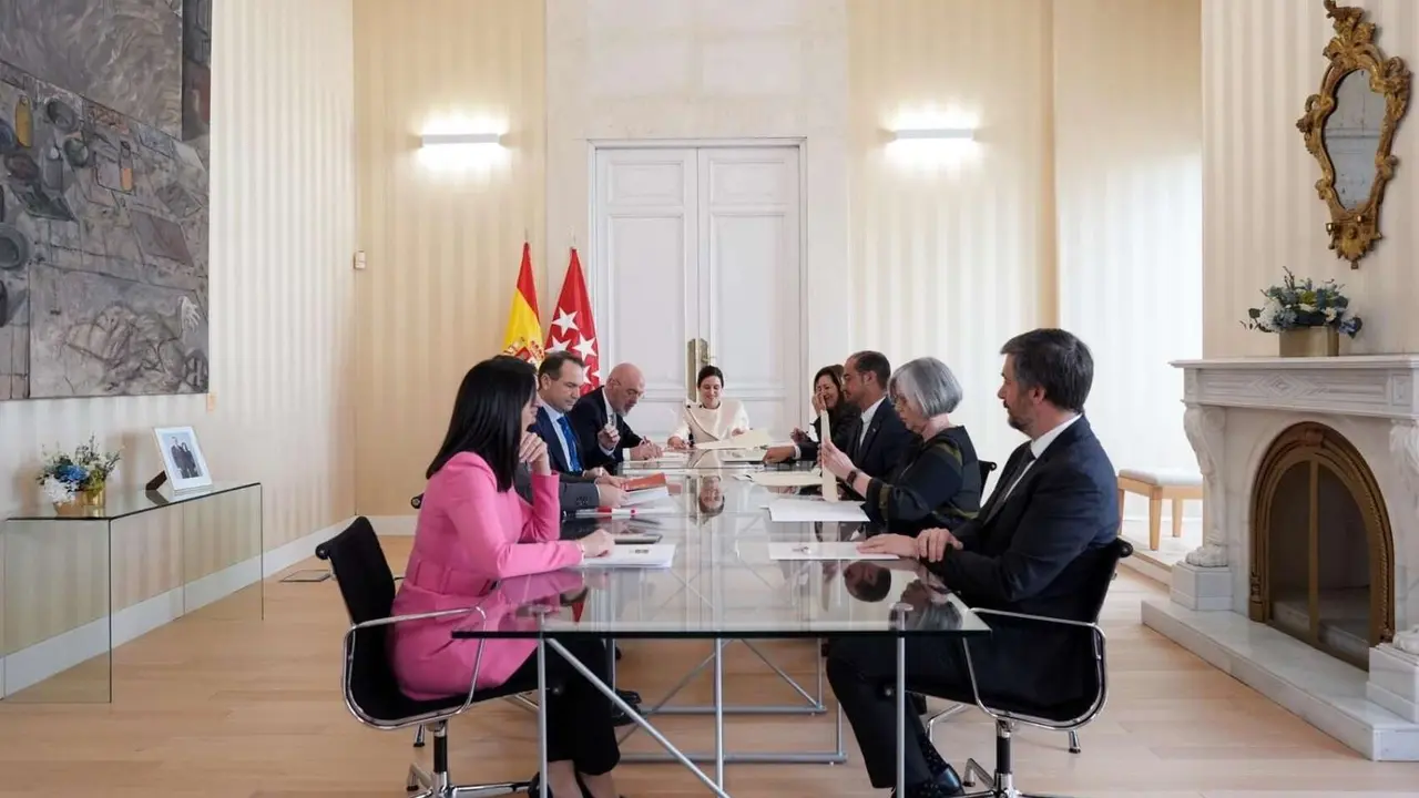 La presidenta de la Comunidad de Madrid, Isabel D&iacute;az Ayuso, rodeada de los rectores y la consejera de Educaci&oacute;n este martes. / @IdiazAyuso.