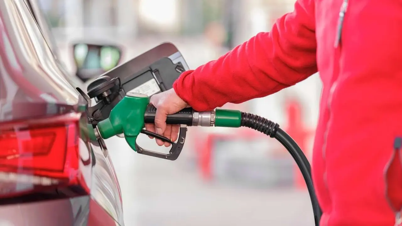 Una persona surtiendo gasolina. / Pixabay.
