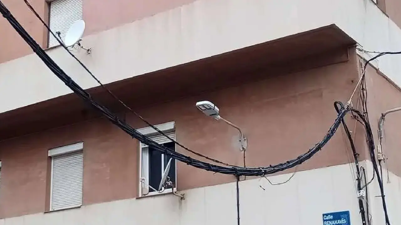 Cableado colgando. / Mundiario