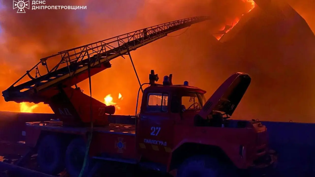 Bombardeos rusos provocan un incendio y atacan a los rescatistas en Dnipro. / Servicio de Estado de Emergencia de Ucrania