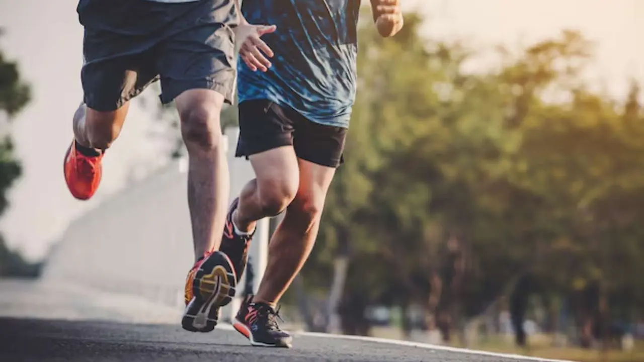 Dos corredores. / Freepik.