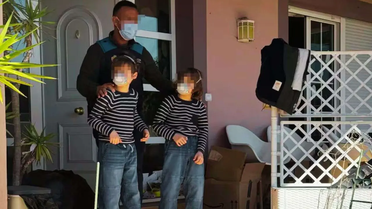 Los menores siendo rescatados en Oviedo. / RR SS.