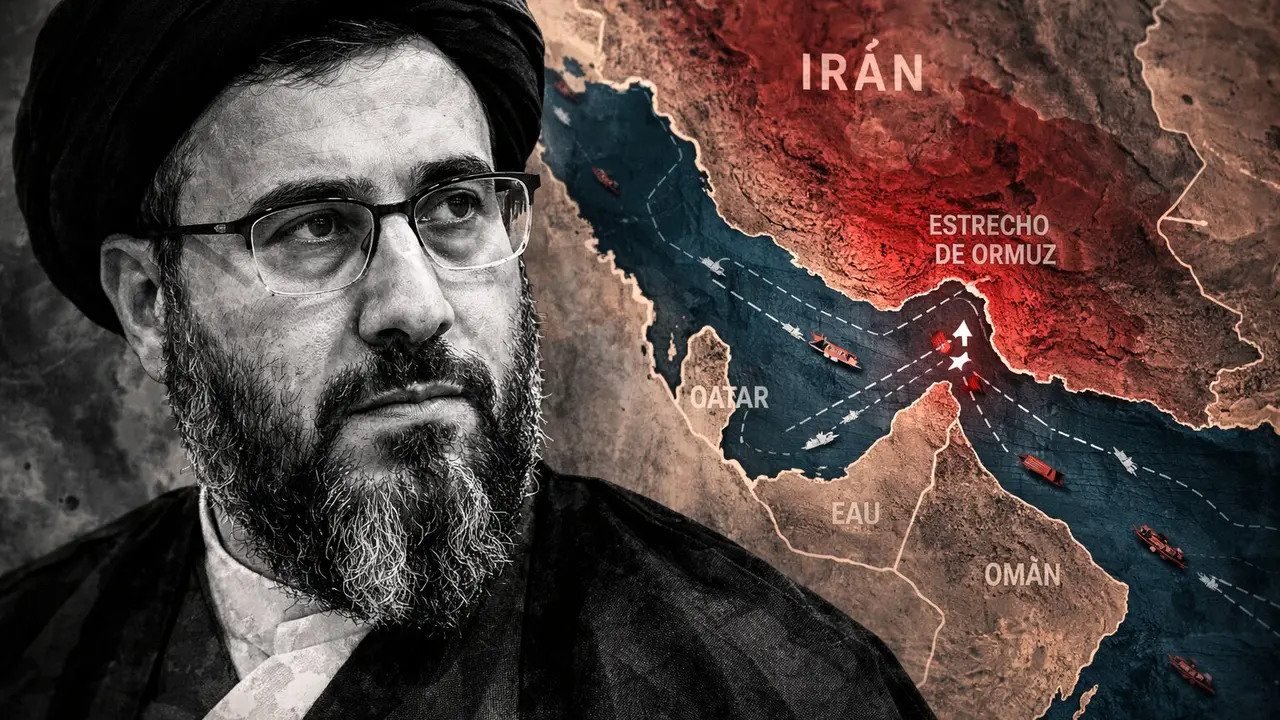 Mojtaba Jamene&iacute;, l&iacute;der supremo de Ir&aacute;n, y detr&aacute;s puede verse un mapa del estrecho de Ormuz. / Mundiario.