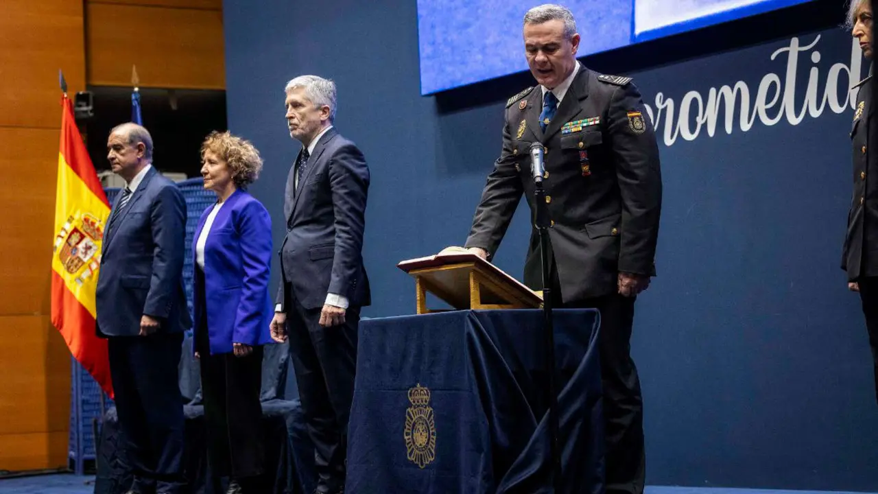 Fernando Grande-Marlaska, ministro del Interior y Jos&eacute; Luis Santaf&eacute; Arnero, DAO de la Polic&iacute;a Nacional. / @Interiorgpob