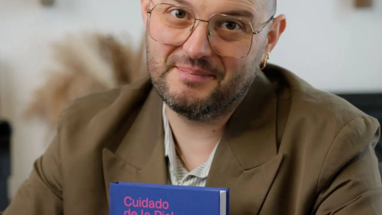 El farmac&eacute;utico Fran Di&eacute;guez con su libro. / Cedida.