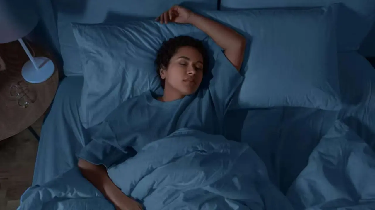 Una mujer durmiendo. / Freepik.