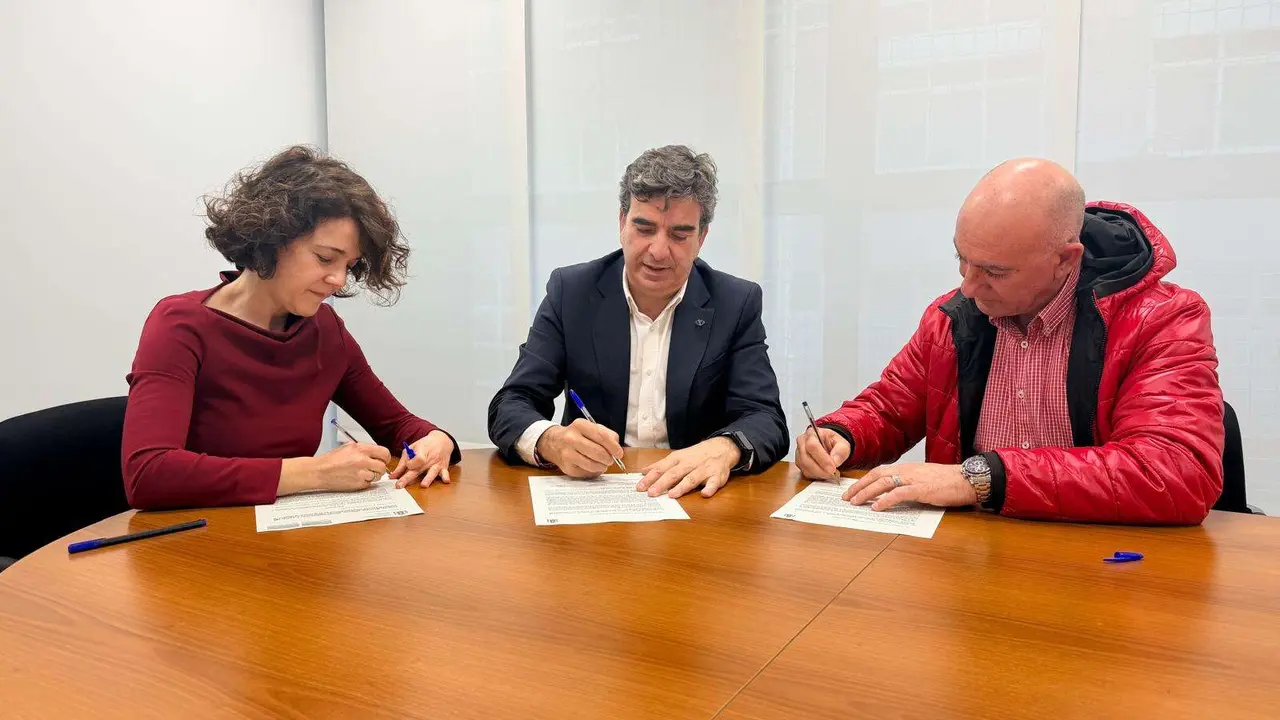 Firma en la Autoridad Portuaria de A Coru&ntilde;a. / Mundiario