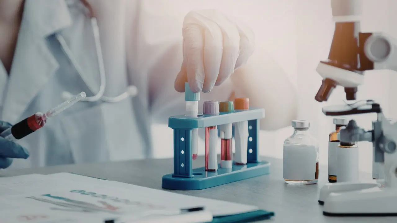 Un cient&iacute;fico en un laboratorio. / Mundiario.
