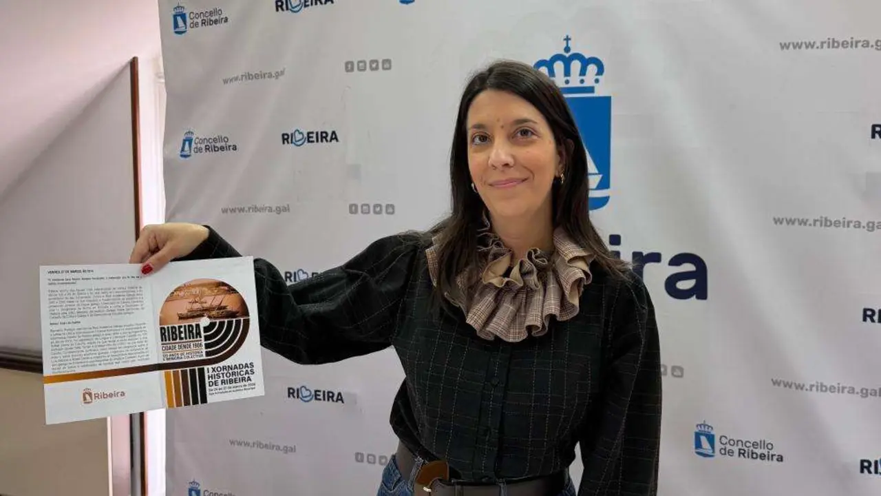 Mar&iacute;a Sampedro present&oacute; el acto del 120 aniversario del título de Ribeira como ciudad. / Mundiario