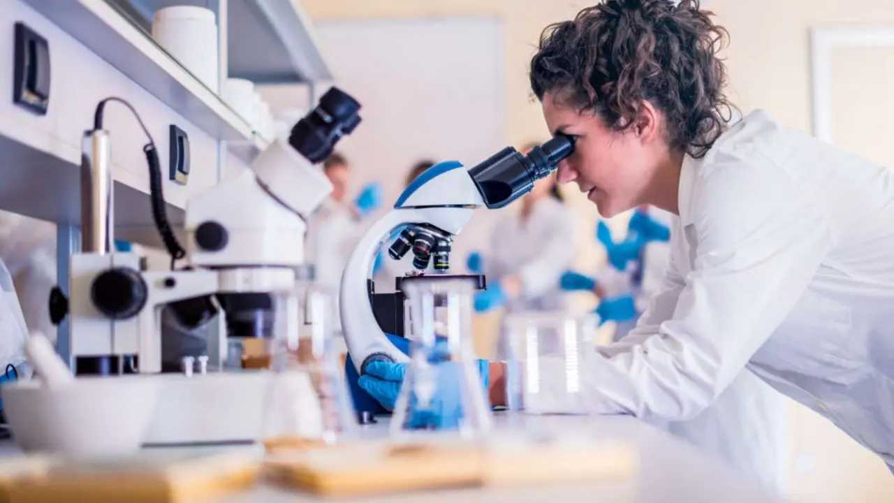 Una cient&iacute;fica trabajando en su laboratorio. / Pixabay.