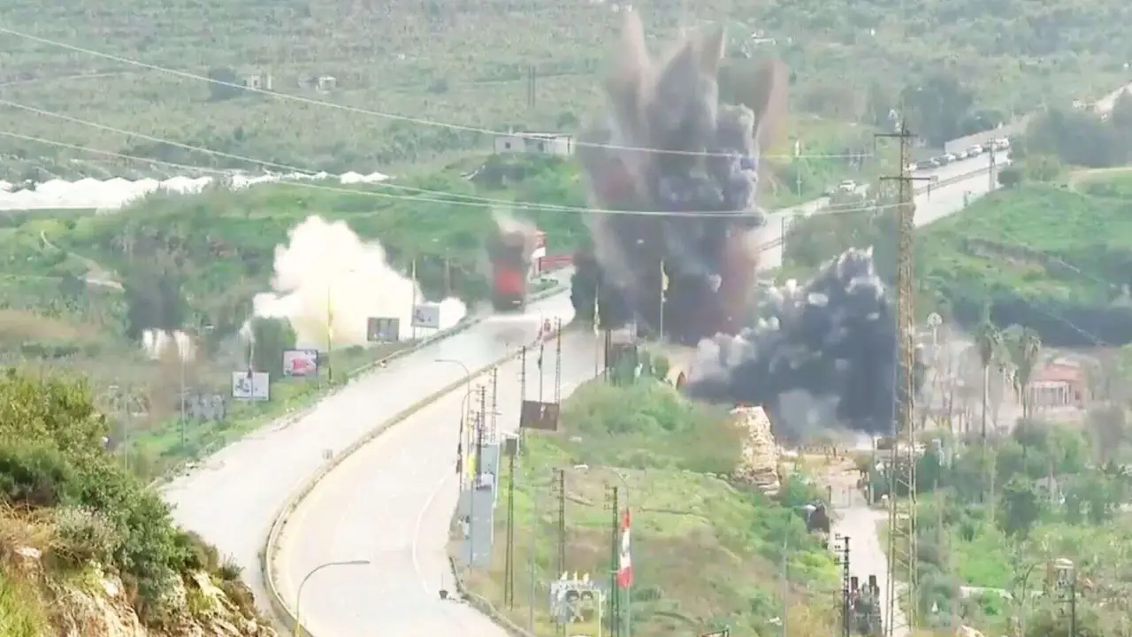 Israel bombardea el puente Al-Qasmiya sobre el r&iacute;o Litani en L&iacute;bano. / RR SS.
