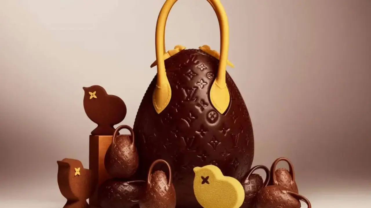 &ldquo;La Collection de P&acirc;ques&rdquo;, con el ic&oacute;nico &ldquo;Sac &OElig;uf Jaune&rdquo; en chocolate. / Cedida.