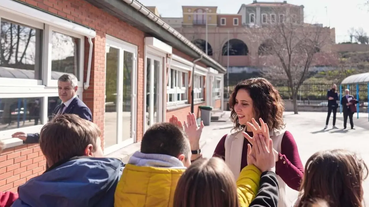 La presidenta de la Comunidad de Madrid, Isabel D&iacute;az Ayuso, en un colegio. / @Isabeldiazayuso.