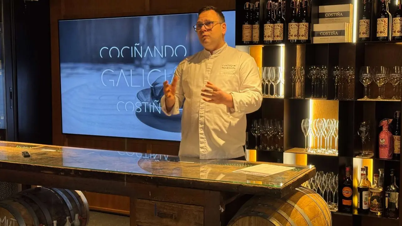 Manuel Costi&ntilde;a, de Retiro da Costi&ntilde;a, en la presentaci&oacute;n de Coci&ntilde;ando Galicia. / Mundiario