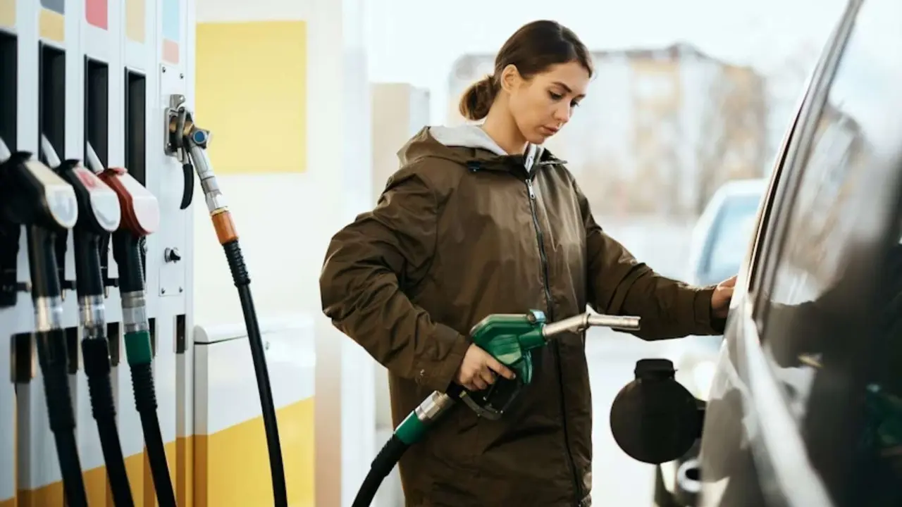 Una mujer repostando gasolina. / Unsplash.