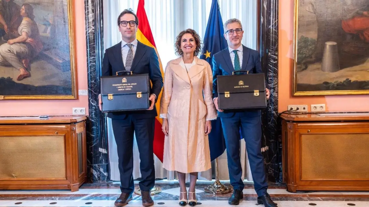 El vicepresidente primero y ministro de Econom&iacute;a, Comercio y Empresa, Carlos Cuerpo, la secretaria general del PSOE-A y candidata a la Presidencia de la Junta de Andaluc&iacute;a, Mar&iacute;a Jes&uacute;s Montero, y el ministro de Hacienda, Arcadi Espa&ntilde;a, durante el acto de traspaso de carteras, este viernes. / @Carlos_cuerpo.