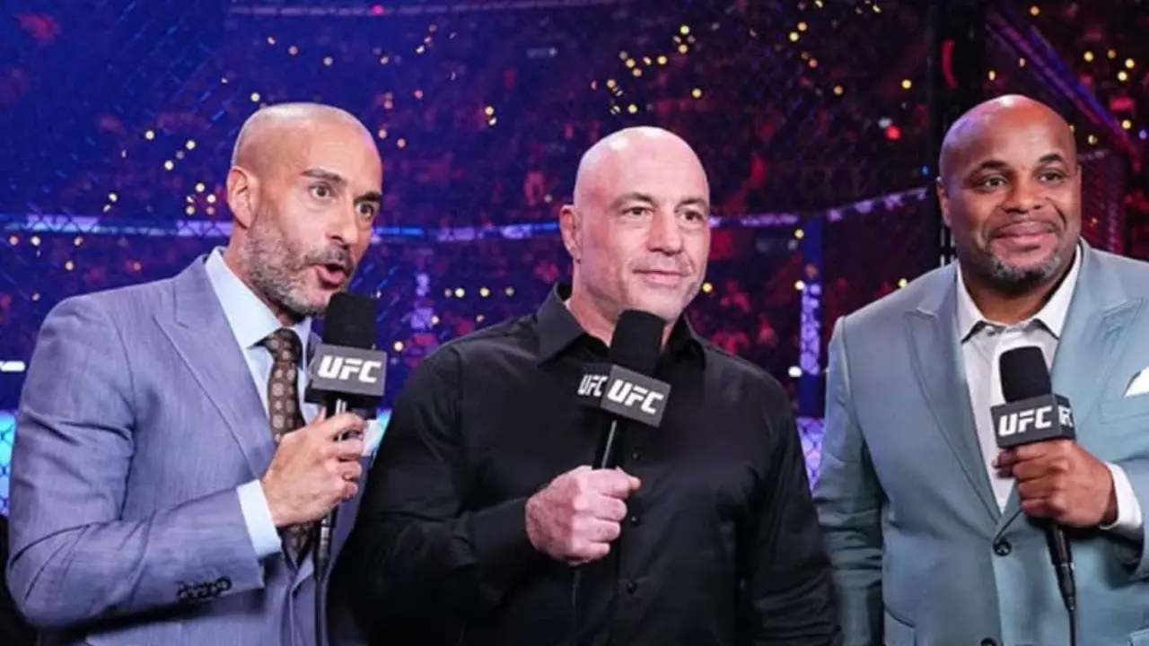 Joe Rogan, en el medio, junto a otros dos analistas de la UFC. /   Instagram: joerogan