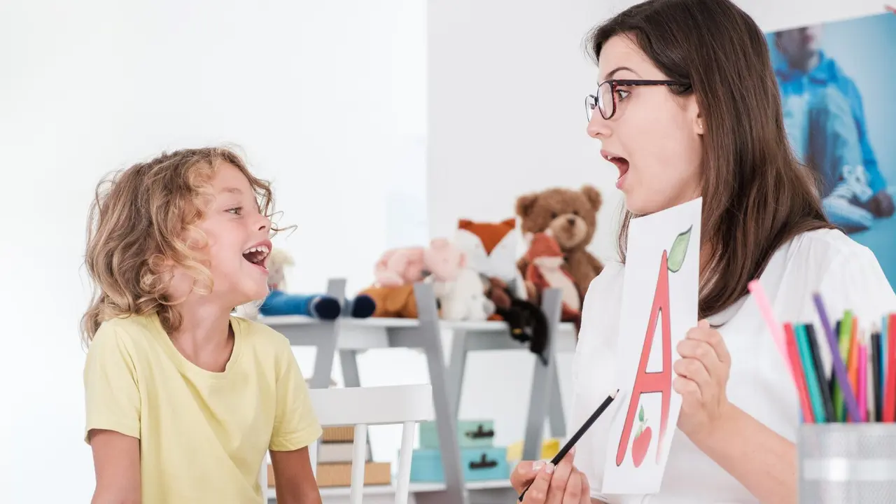 Una ni&ntilde;a practica con una terapeuta. / Freepik