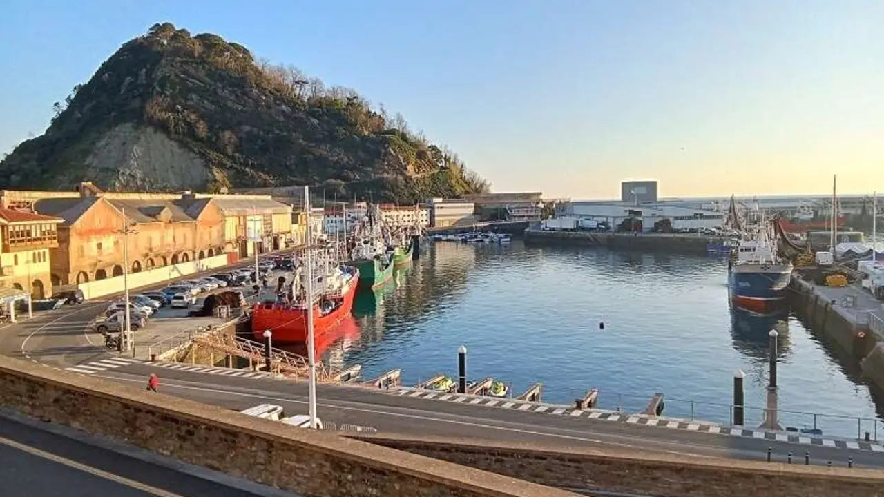 Amanecer en el Pto de Getaria con el Rat&oacute;n al fondo
