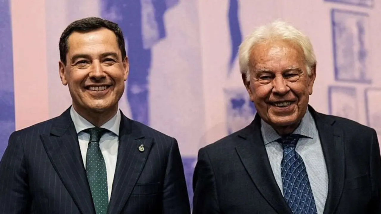 Juanma Moreno Bonilla y Felipe Gonz&aacute;lez. / @JuanMa_Moreno.