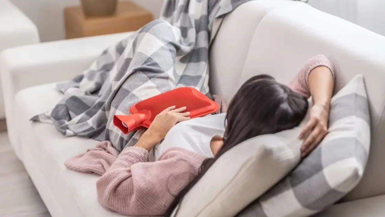 Una mujer con c&oacute;licos menstruales. / Unsplash.
