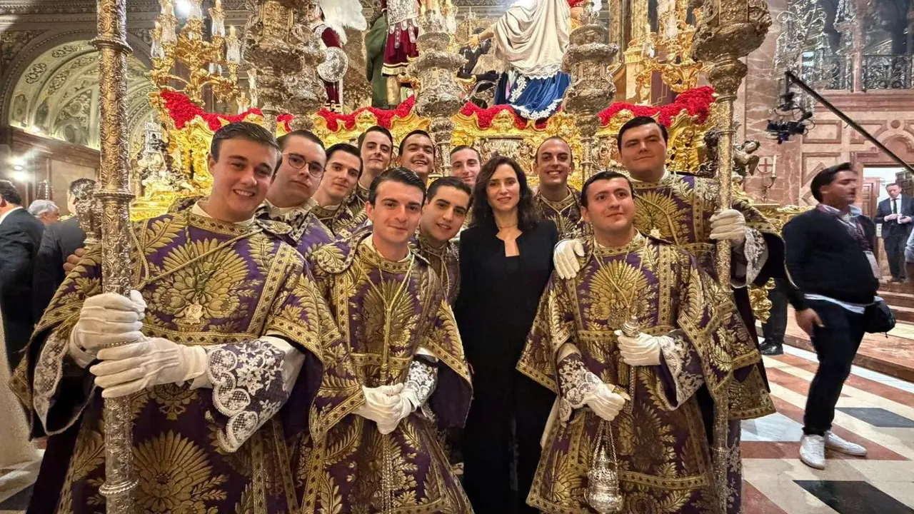 Isabel D&iacute;az Ayuso este viernes en una Iglesia de Sevilla. / @IdiazAyuso.