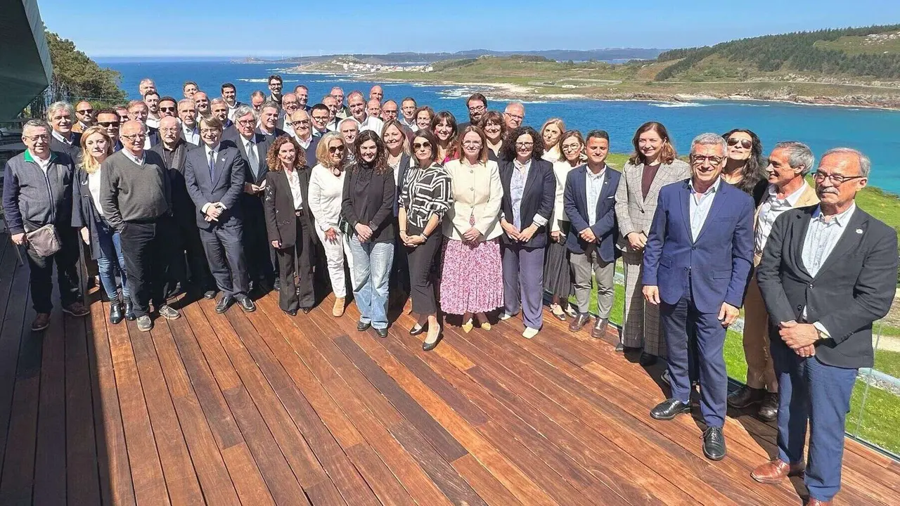Foto de familia del XIV Foro Econ&oacute;mico de Galicia en 2025. / Mundiario