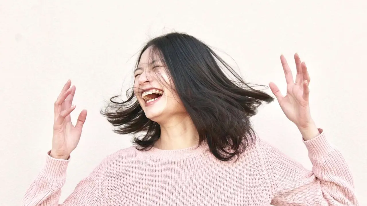 Una joven riendo. / Unsplash.