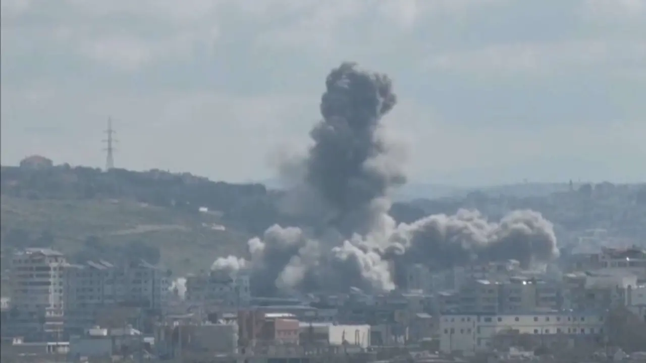 Israel golpea al L&iacute;bano con intensos bombardeos. / RR.SS