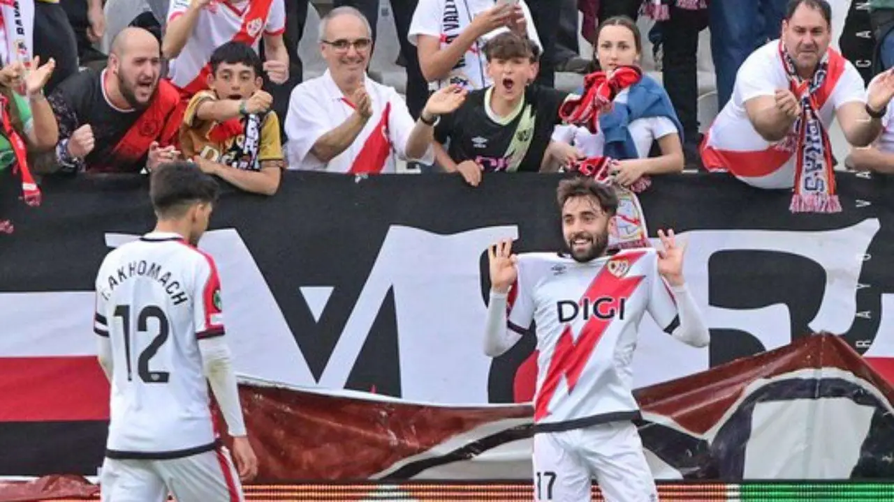 Una imagen del partido entre el Rayo Vallecano y el AEK Atenas. /  @rayovallecano