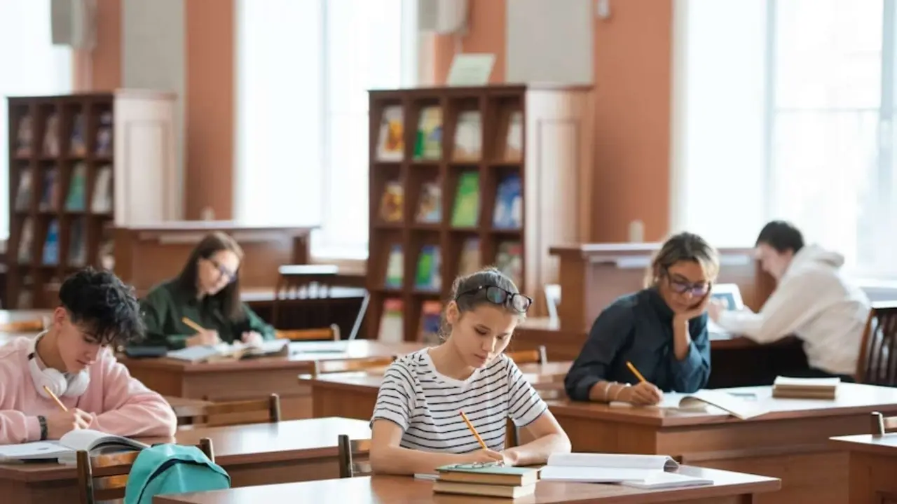 J&oacute;venes universitarios. / Unsplash.