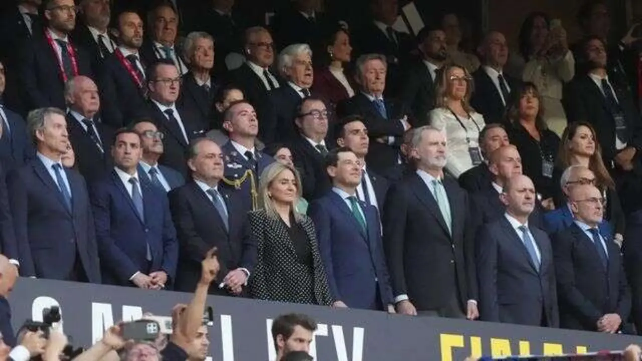 Presidencia de la &uacute;ltima Copa del Rey mientras suena el Himno Nacional. / RR SS.