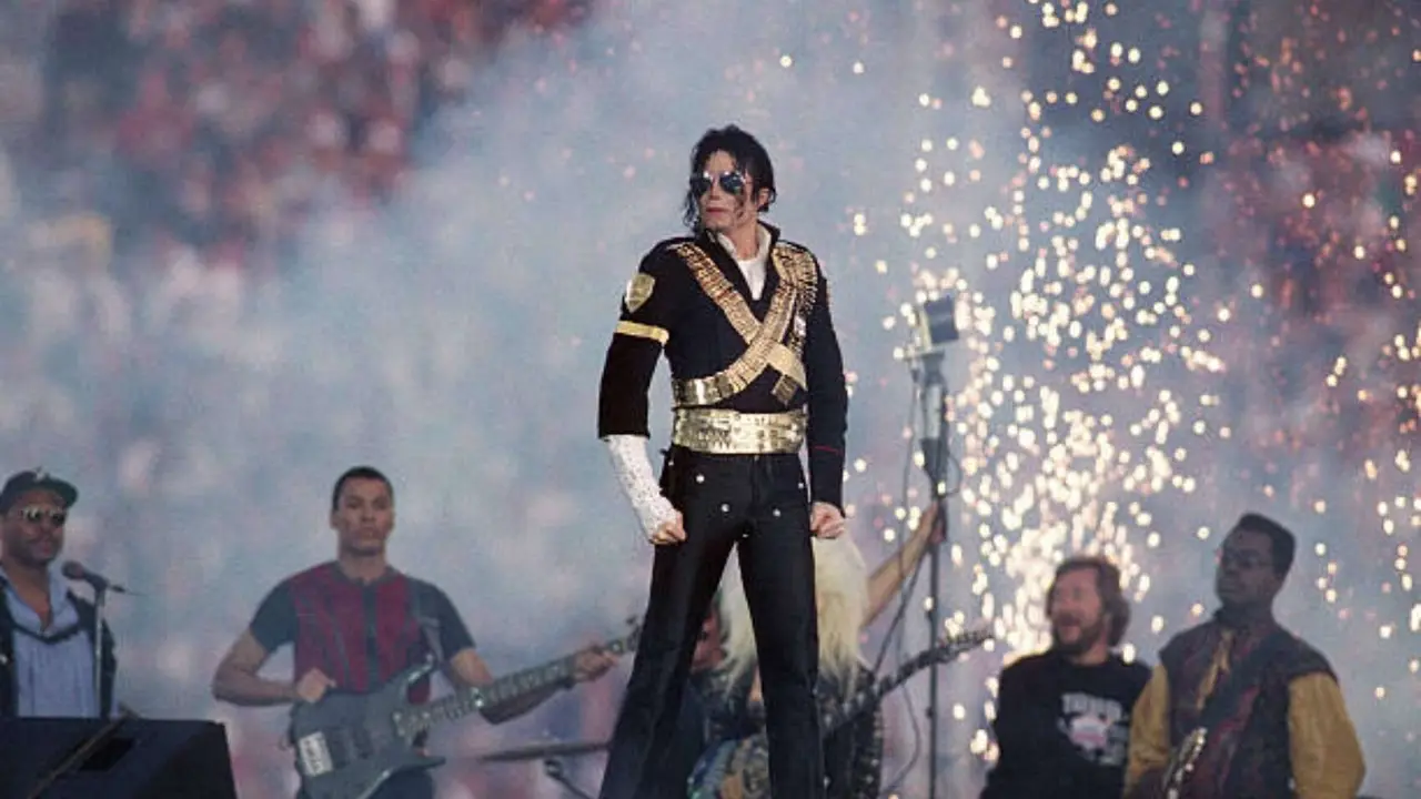Michael Jackson durante el espect&aacute;culo de medio tiempo del Super Bowl XXVII. / Getty Images.