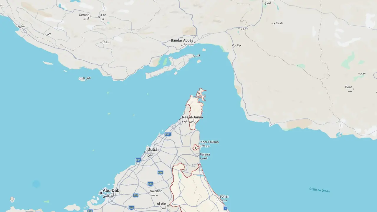 La orilla norte del estrecho de Ormuz pertenece a Ir&aacute;n y la orilla sur, a Om&aacute;n, que posee la pen&iacute;nsula de Musandam, un enclave oman&iacute; separado del resto del pa&iacute;s. / Google Maps