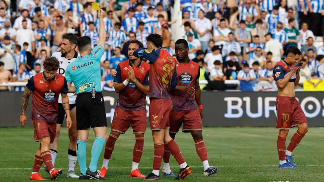 Fuentes Molina saca amarilla a Quagliata tras decretar penalti. / LaLiga
