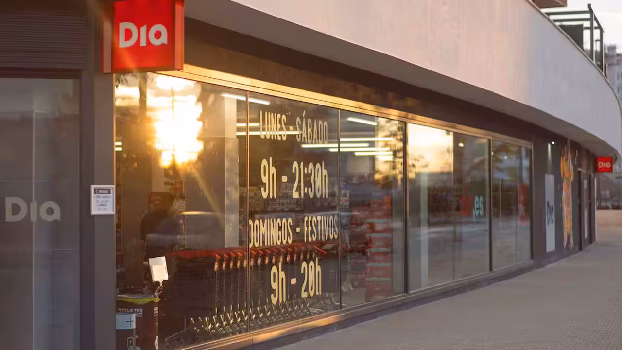 Supermercado Dia en el local en el que se abri&oacute; el primer Zara de la historia. / Dia