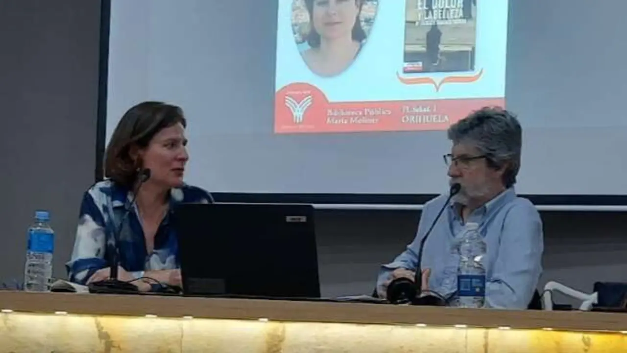Un momento de la presentaci&oacute;n de "El dolor y la belleza", en la Biblioteca P&uacute;blica Mar&iacute;a Moliner, de Orihuela