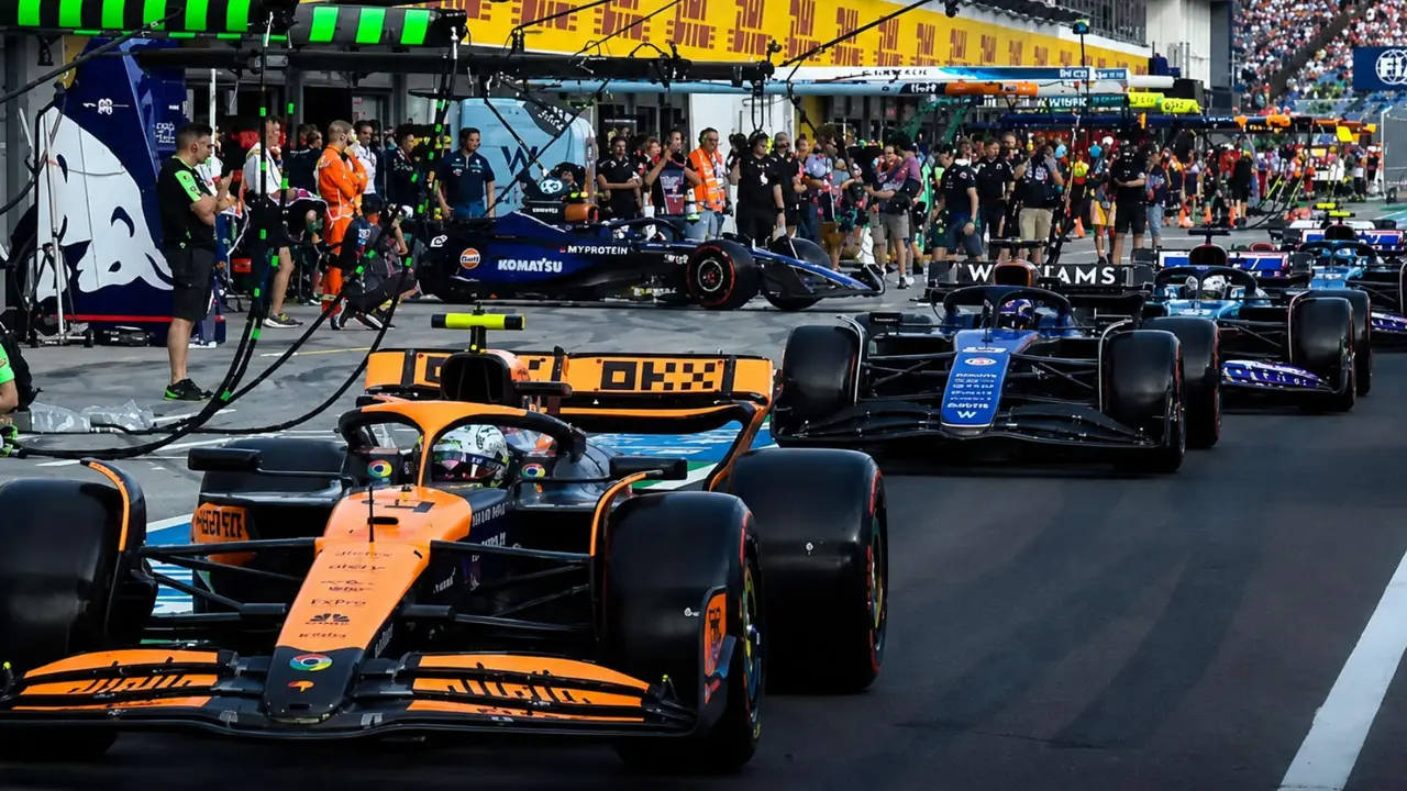Lando Norris y el resto de los coches durante los entrenamientos libres del GP de Hungr&iacute;a. / @f1