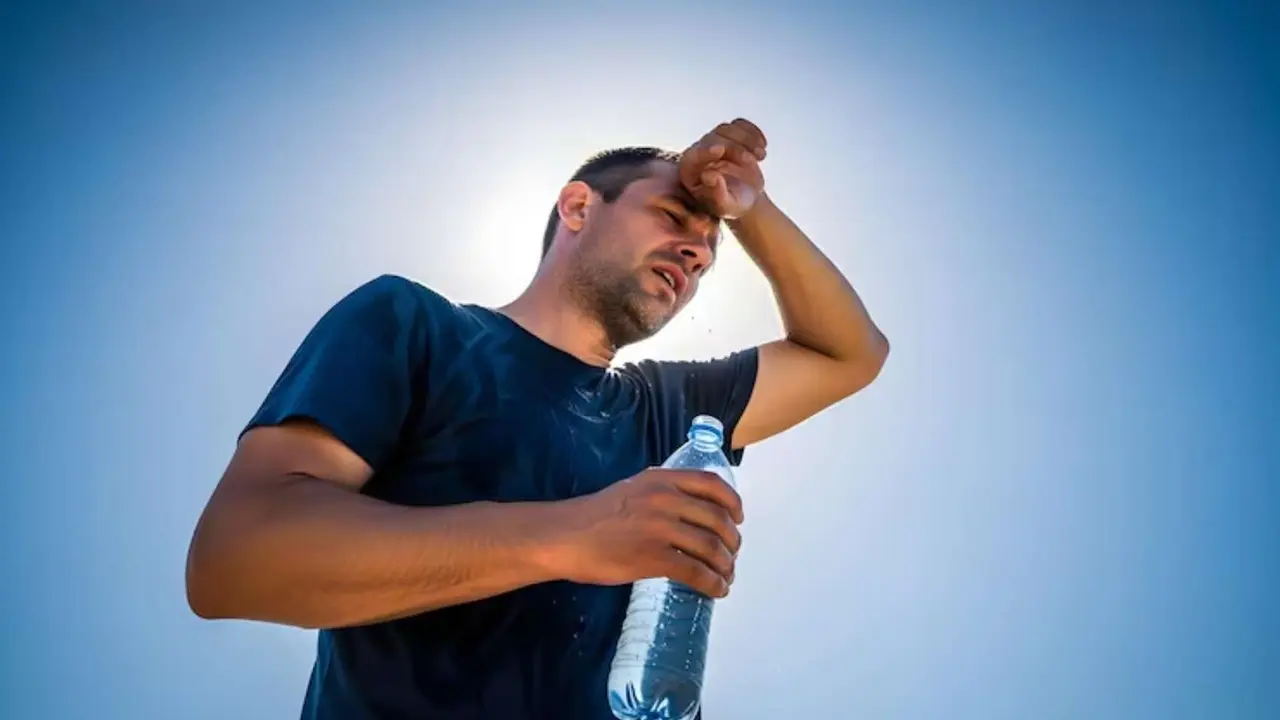 Un hombre con calor. / Freepik.
