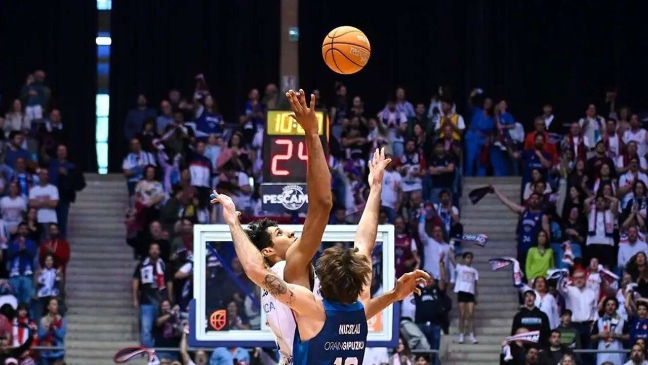 Una jugada del partido del ascenso del Obradoiro. / Monb&uacute;s Obradoiro