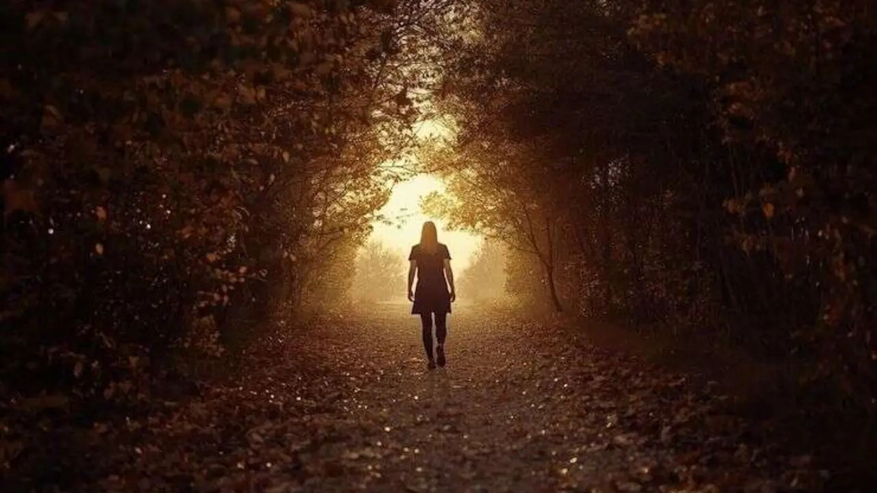 Mujer caminando por un sendero. / RR SS.