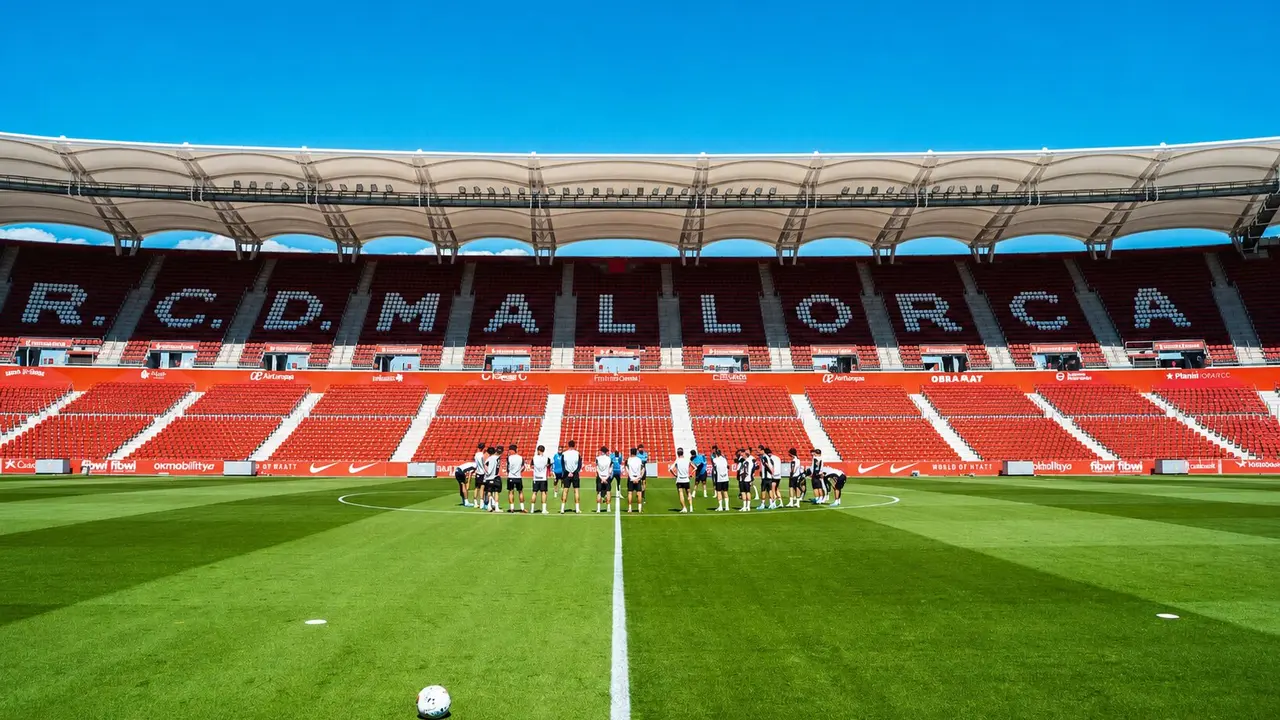 jugadores del Mallorca entrenando en Son Moix. / @RCD_Mallorca