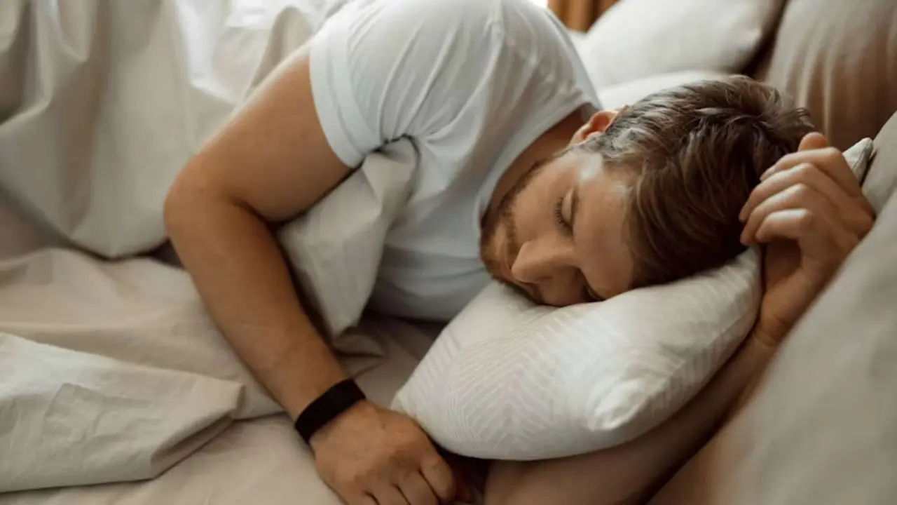 Un hombre durmiendo. / Unsplash.