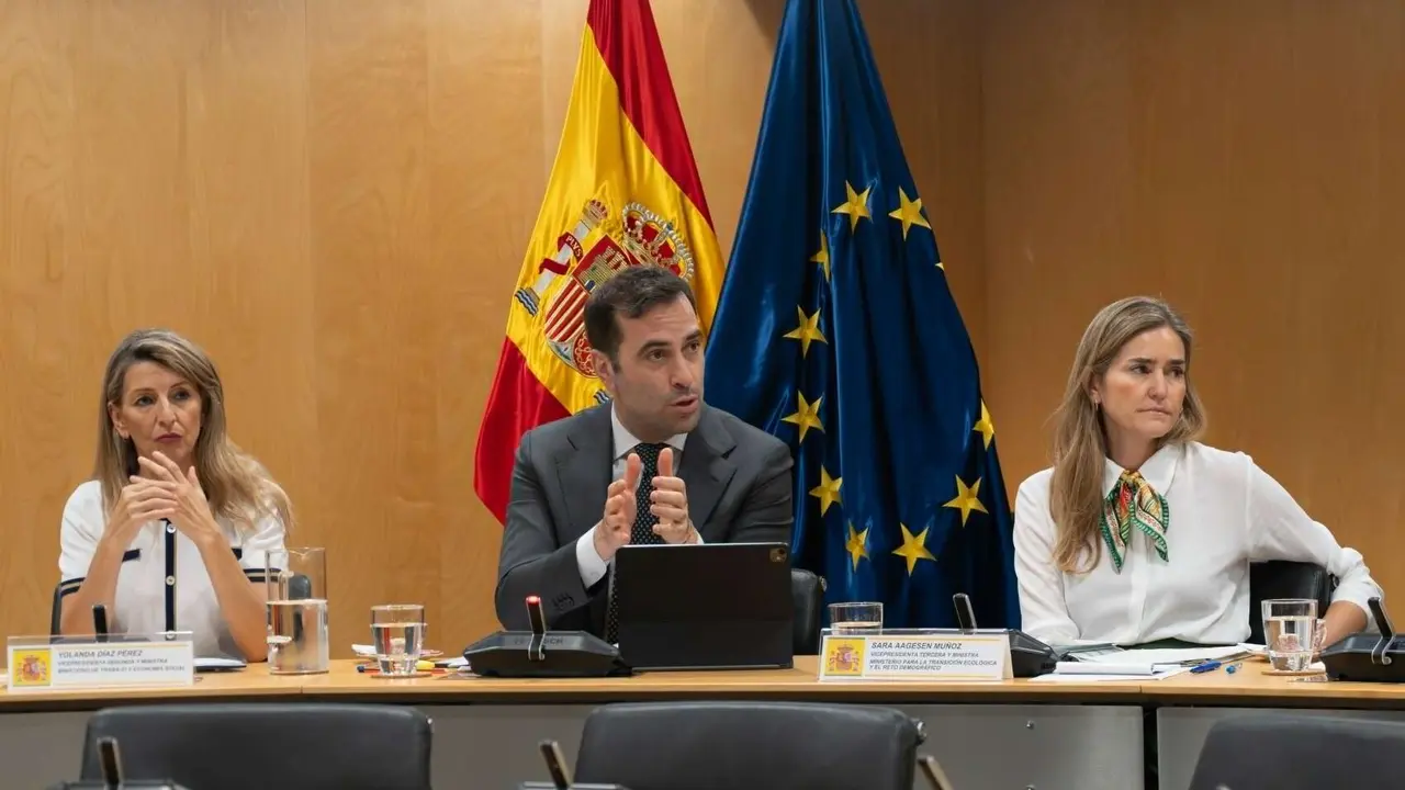 El vicepresidente primero y titular de Econom&iacute;a, Carlos Cuerpo, en el centro, junto a las vicepresidentas segunda y tercera, Yolanda D&iacute;az y Sara Aegesen. / @carlos_cuerpo.