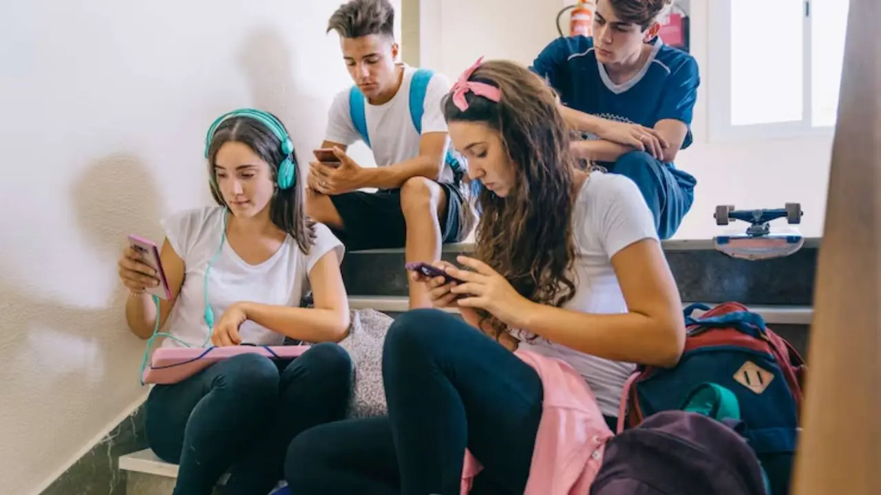 Un grupo de adolescentes con sus m&oacute;viles. / Freepik.