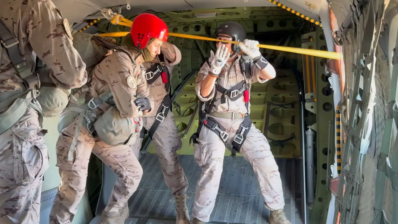 Leonor de Borb&oacute;n realiza uno de los saltos previstos en el curso b&aacute;sico de paracaidismo, en la Escuela Militar de Paracaidismo M&eacute;ndez Parada, situada en la Base A&eacute;rea de Alcantarilla (Murcia). / @CasaReal.