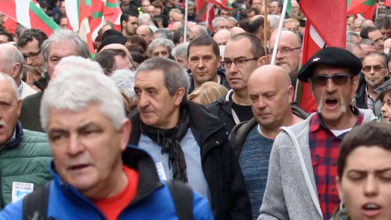 Destacados etarras liberados, manifest&aacute;ndose unidos en Euskadi. / RR. SS.