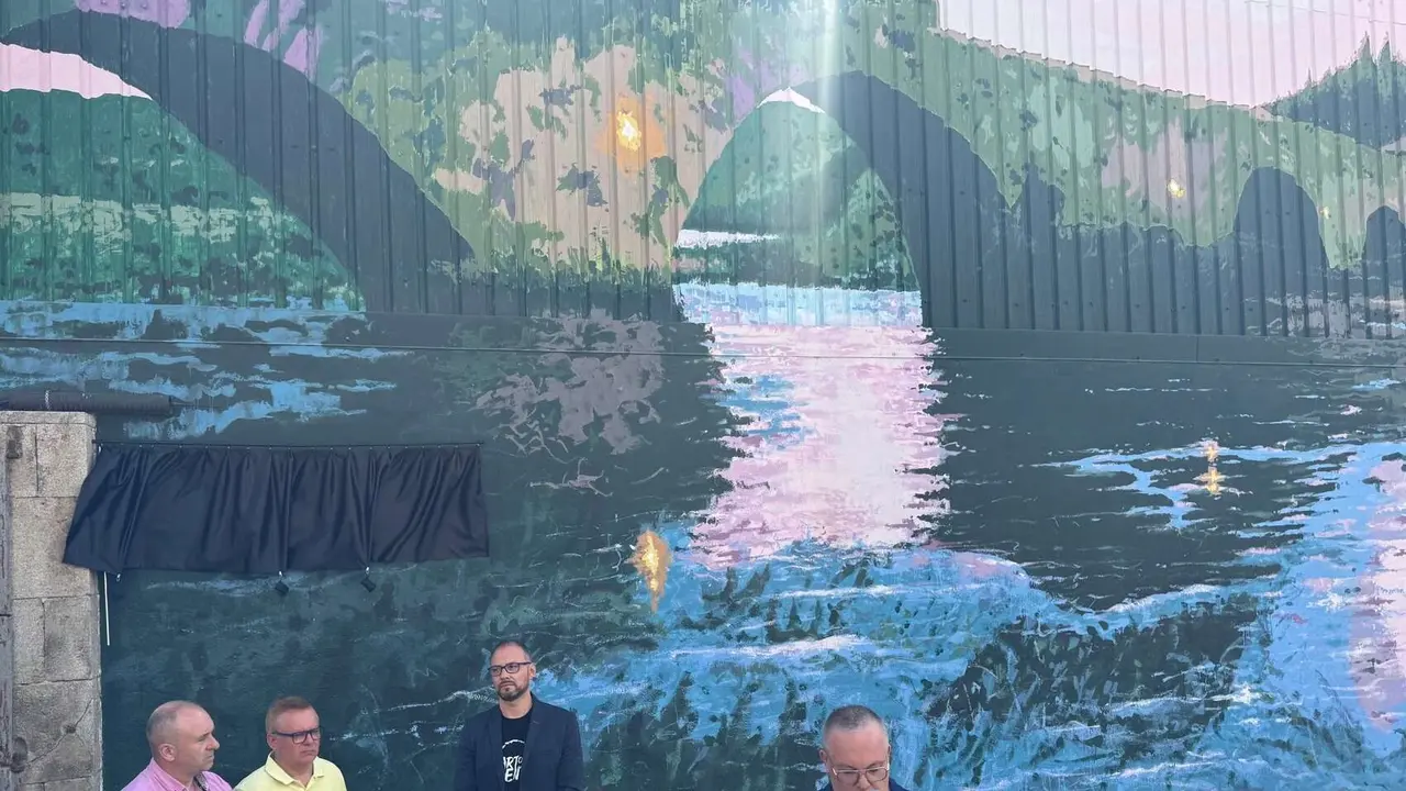 El alcalde de Negreira, los hermanos Rial y el creador del mural, en la inauguraci&oacute;n de esta obra en Negreira (A Coru&ntilde;a). / Mundiario